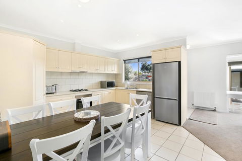 Easy Living Rosebud - Australian Directory 1