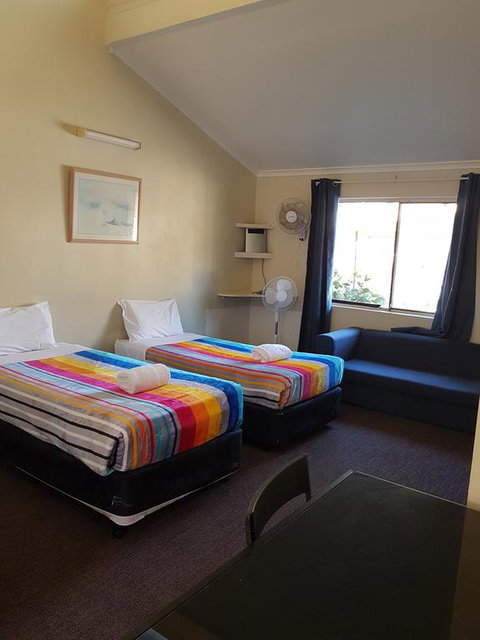 El Lago Tourist Park - Australian Directory 3