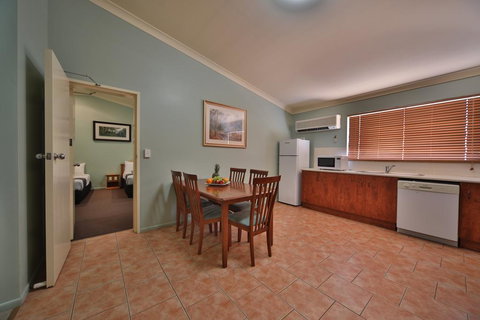 Emerald Explorers Inn - Australian Directory 1