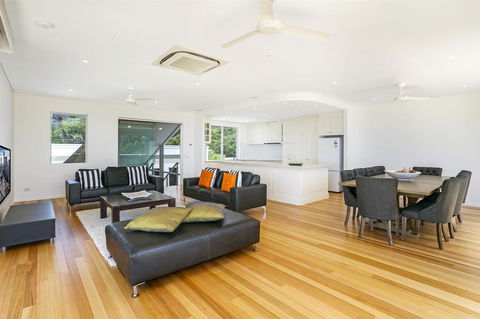 Enjoy The Views, Sunshine Beach - Australian Directory 1