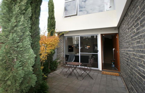 EROS City Fringe - Wifi, Wine, Netflix, Pets OK And Park Views! - Australian Directory 3