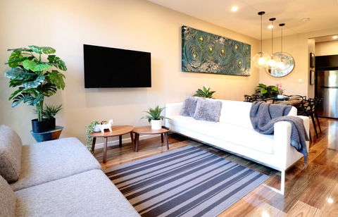 EROS City Fringe - Wifi, Wine, Netflix, Pets OK And Park Views! - Australian Directory 1