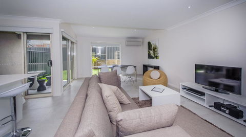 Escape At Nobbys Executive Townhouse 1 74 Pacific Drive - Australian Directory 2