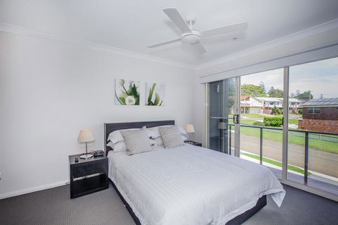 Escape At Nobbys Executive Townhouse 1 74 Pacific Drive - Australian Directory 3