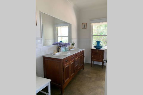 Farm House At The Gateway To The King Valley - Australian Directory 1