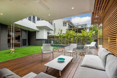Flawless & Modern Luxury, Sunshine Beach - Australian Directory 2
