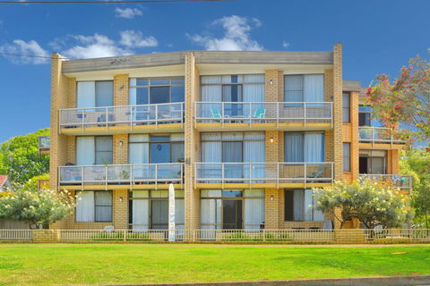 Flynns Beach Apartments 4, 41 Pacific Drive - Australian Directory 3