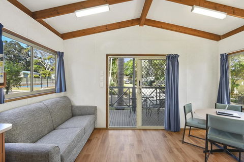 Flynns Beach Caravan Park - Australian Directory 1