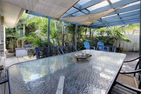 FRANGIPANI BEACH HOUSE - PET FRIENDLY 22 Belbourie Cres Boomerang Beach - Australian Directory 2
