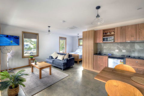 Freycinet Stone Studio 7 - Quartz - Australian Directory 0