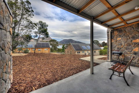 Freycinet Stone Studio 7 - Quartz - Australian Directory 1