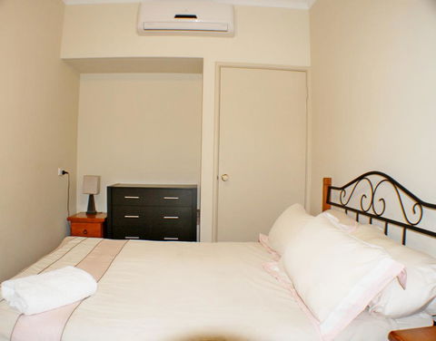 Geraldton Luxury Retreat 2 - Australian Directory 3