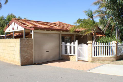 Geraldton Luxury Retreat 2 - Australian Directory 0