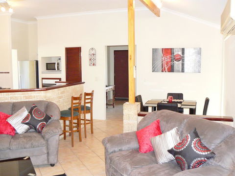 Geraldton Luxury Retreat 2 - Australian Directory 1