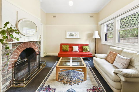 GlenIris Beautiful 6BedderFamily House+2Bath+Pool - Australian Directory 0