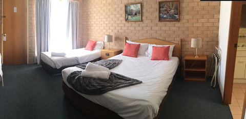 Golden Chain Aalana Motor Inn - Australian Directory 0