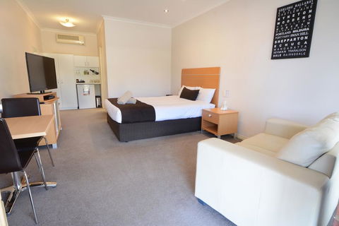 Golden Reef Motor Inn - Australian Directory 2