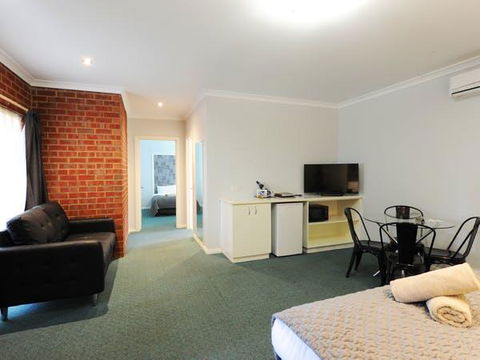 Golden Reef Motor Inn - Australian Directory 1
