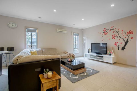 Gorgeous 4BR Home In Point Cook - Australian Directory 0