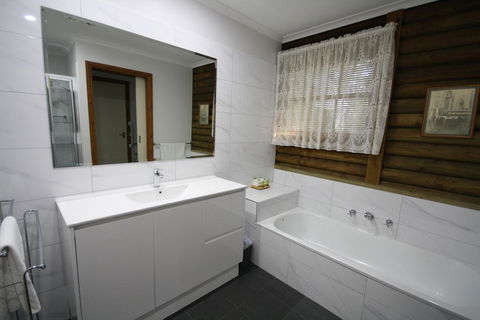 Halls Gap Log Cabins - Australian Directory 2