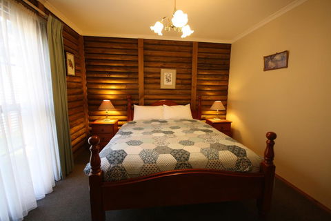 Halls Gap Log Cabins - Australian Directory 3