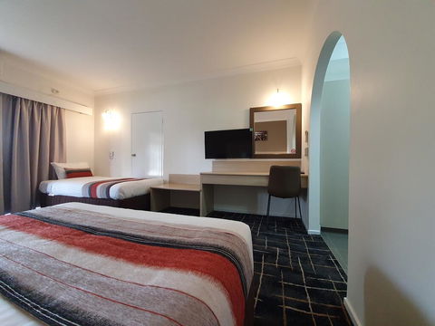 Hamilton's Queanbeyan Motel - Australian Directory 1