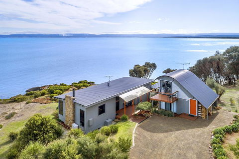 Hazards Hideaway - Australian Directory 0