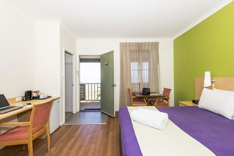 Hedland Hotel - Australian Directory 3