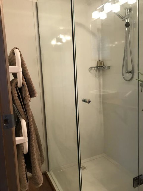 Hetos Hut - Australian Directory 1
