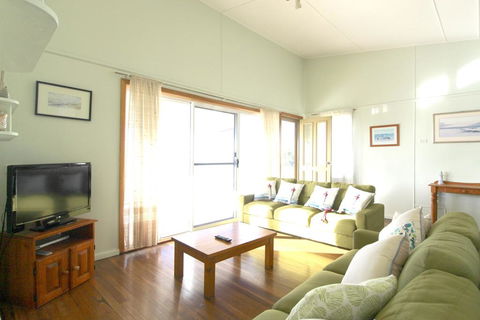 Hi View, 18 Dulconghi Street - Australian Directory 1