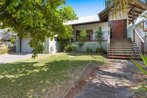 Hidden Escape On Casuarina Beech - Australian Directory 2