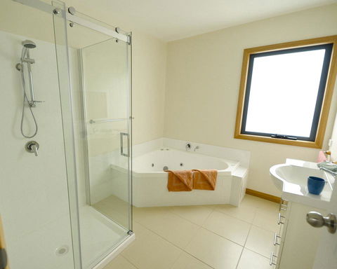 Hill Top Retreat Self Contained Accomodation - Australian Directory 1