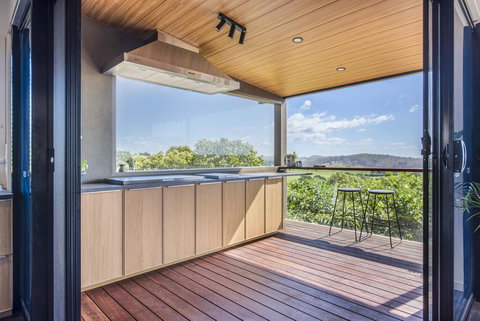 Hilltop Hideaway Luxury Style - Australian Directory 2