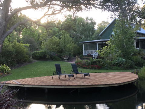 Hillview Chalet - Australian Directory 1