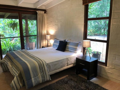 Hinterland Hideaway - Australian Directory 1