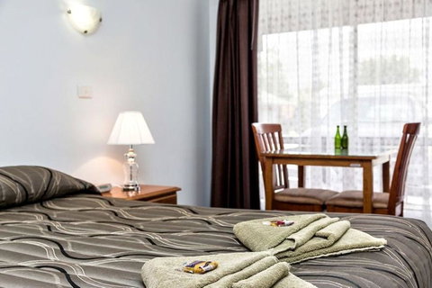 Holbrook Town Centre Motor Inn - Australian Directory 3