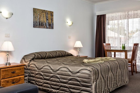 Holbrook Town Centre Motor Inn - Australian Directory 2