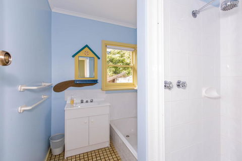 HOLIDAY ON NAUTILUS INVERLOCH - Australian Directory 3