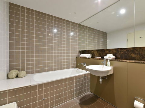 Honeysuckle Haven - Harbour Facing + Walk To Restaurants - Australian Directory 1