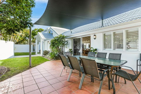 Island Living In The Heart Of Noosa - Australian Directory 1