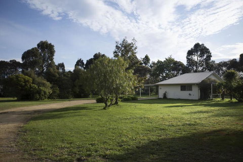 Karinya Cottage - Pet Friendly Country Retreat - Australian Directory 2