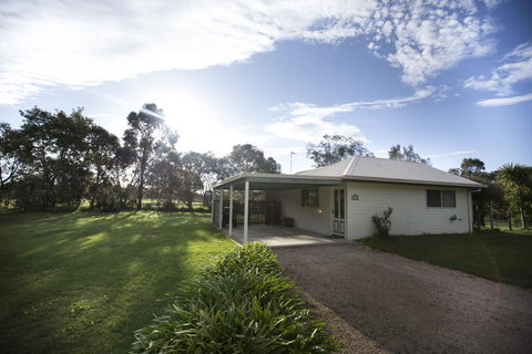 Karinya Cottage - Pet Friendly Country Retreat - Australian Directory 1
