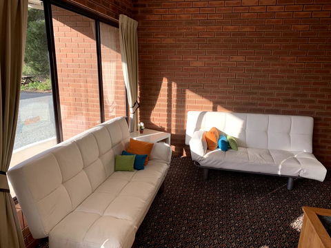 Kingswood Motel - Australian Directory 3