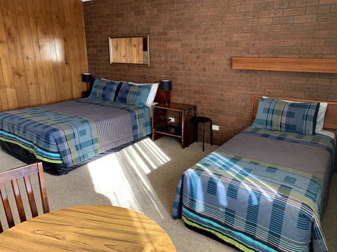 Kingswood Motel - Australian Directory 1