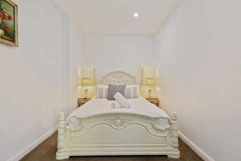 KOZYGURU Belrose Modern Designer 2 Bed + FREE Parking - Australian Directory 2