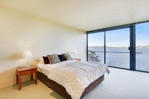 Kylakin - Derwent River, Waterfront Views, Tennis Court, Foxtel - Australian Directory 3