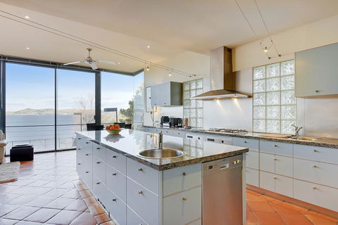 Kylakin - Derwent River, Waterfront Views, Tennis Court, Foxtel - Australian Directory 2