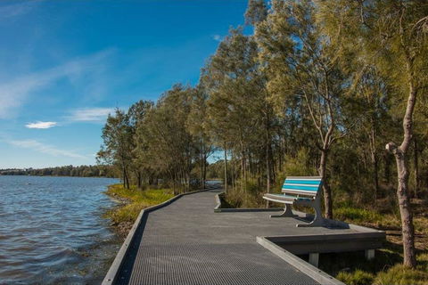 Lakefront Peace Apartments Studio 4 - Australian Directory 1