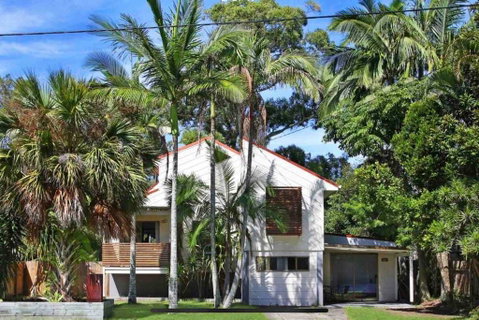 Lakeside Beach House - Hostie Properties - Australian Directory 1