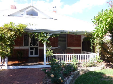 Lakeside Bed & Breakfast - Australian Directory 1